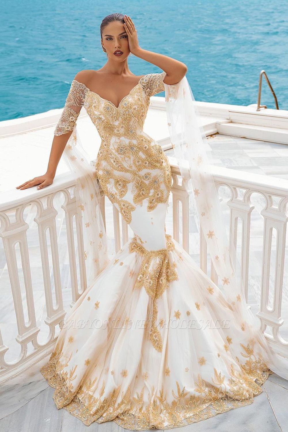 Vestidos de novia de sirena Capa de media manga con apliques dorados