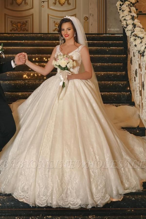 Robe de mariée glamour blanche à col en C avec des appliques de dentelle romantique