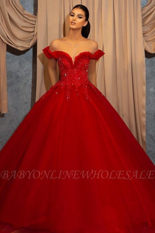 Красное бальное платье с открытыми плечами для выпускного вечера
