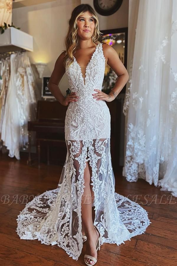 Stilvolles Meerjungfrau-Hochzeitskleid mit floraler Spitze und tiefem V-Ausschnitt, vorne geschlitztes Brautkleid