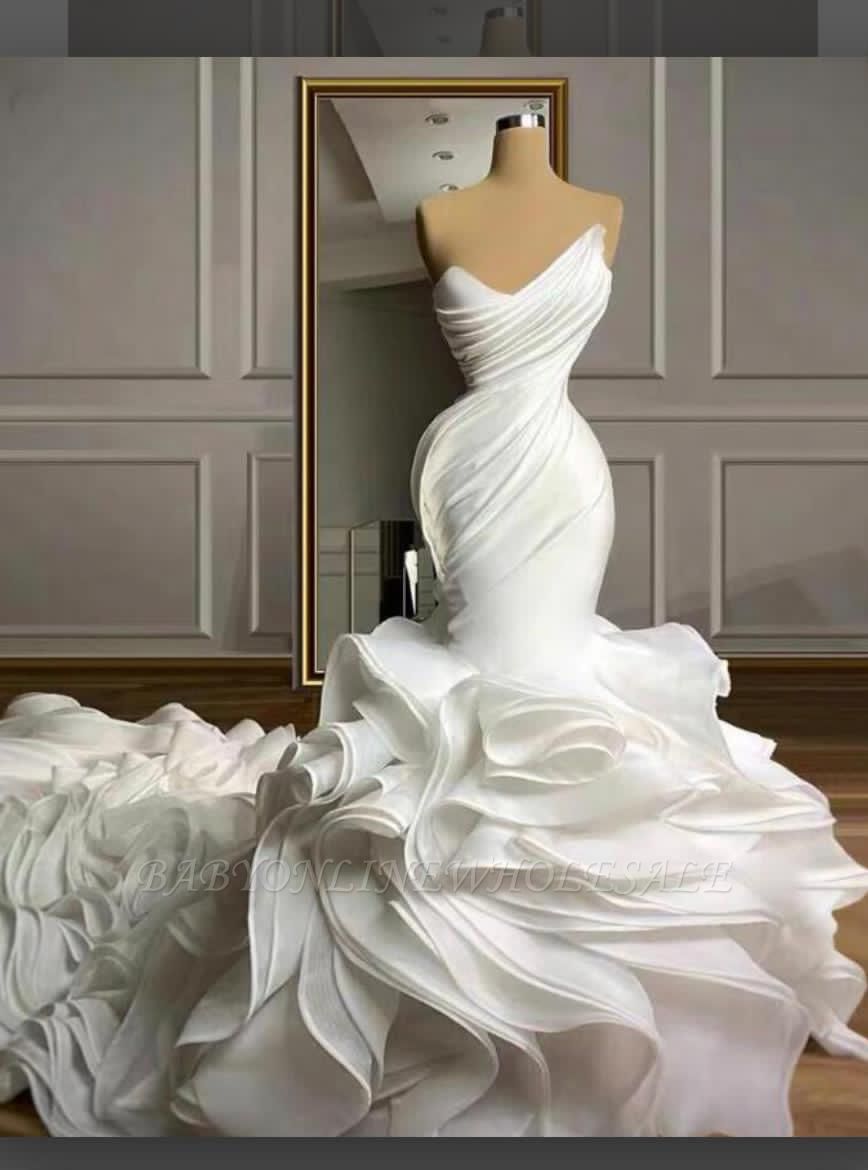 Deslumbrante vestido de noiva sereia com debrum de organza sem alças