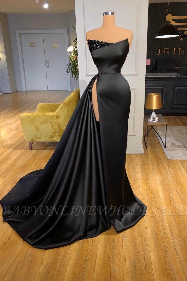 Черное атласное выпускное платье без бретелек с разрезом спереди и оборками