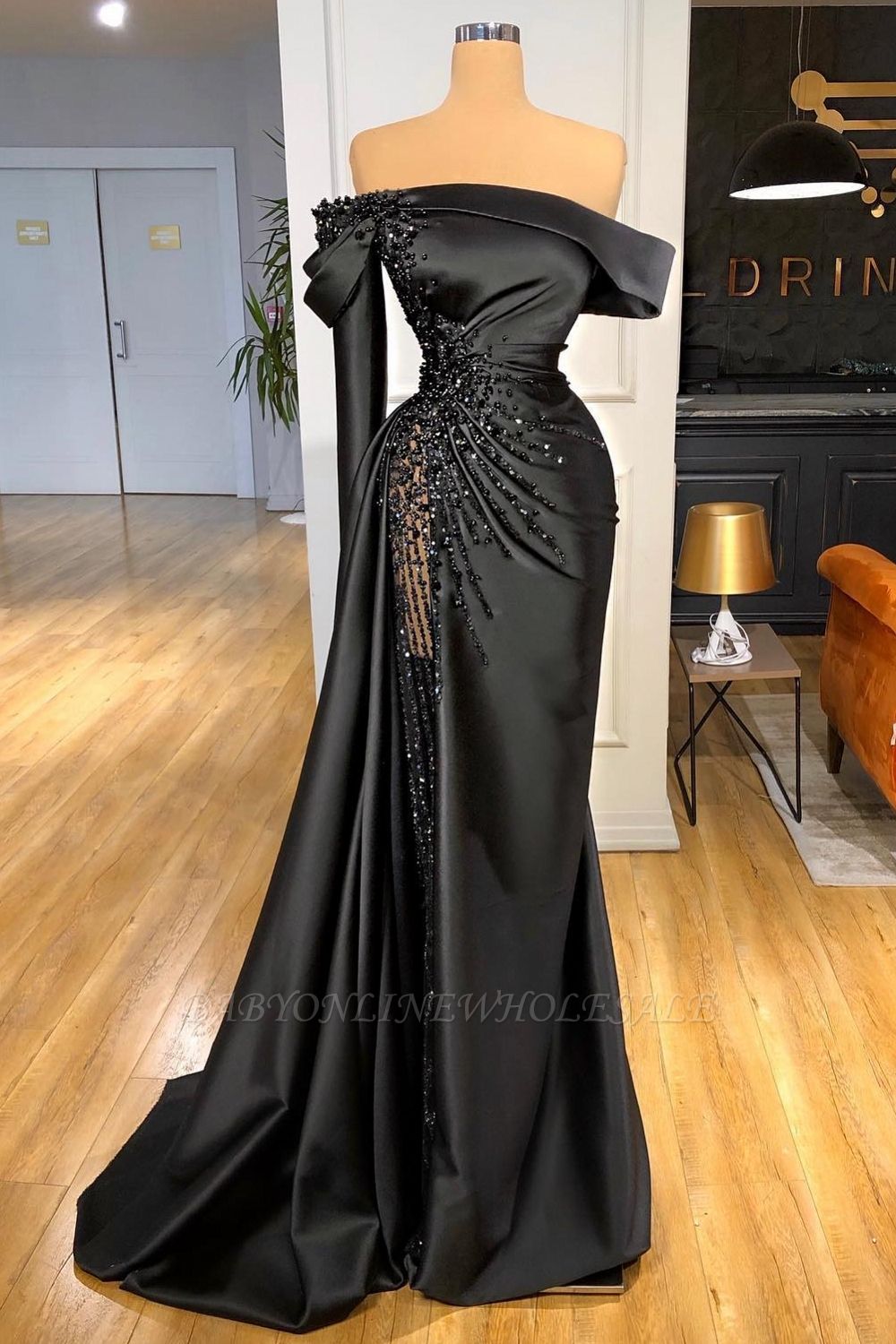 Robe de soirée longue en satin noir à une épaule et fente latérale