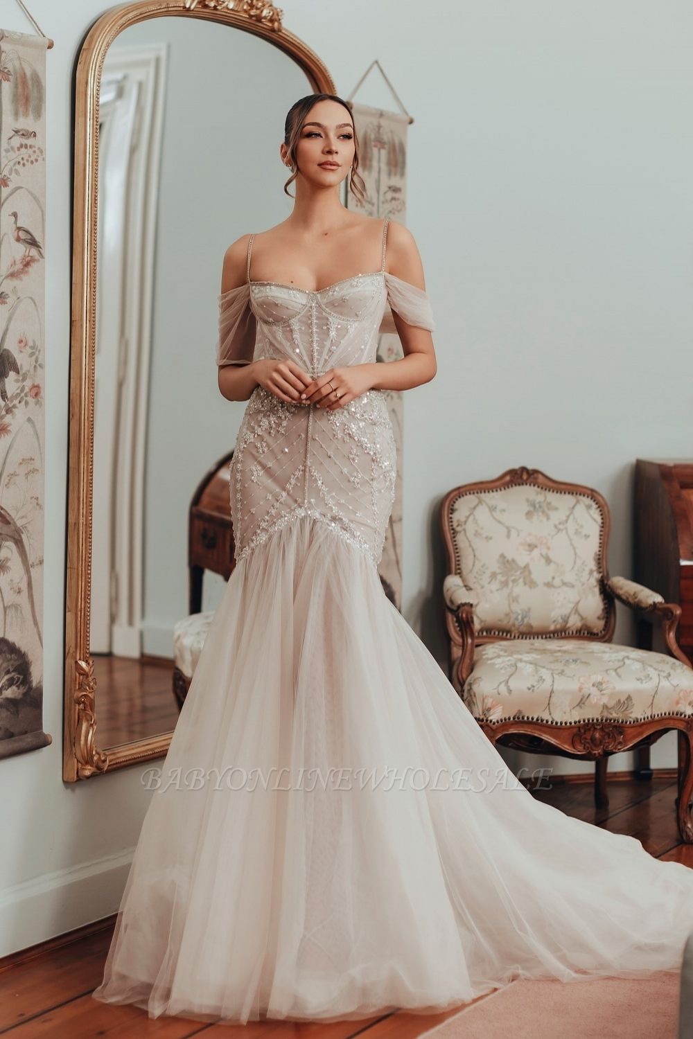 Elegantes, herzförmiges, elfenbeinfarbenes, langes Brautkleid mit Spitze und Meerjungfrau-Blumenmuster und Kristallverzierung