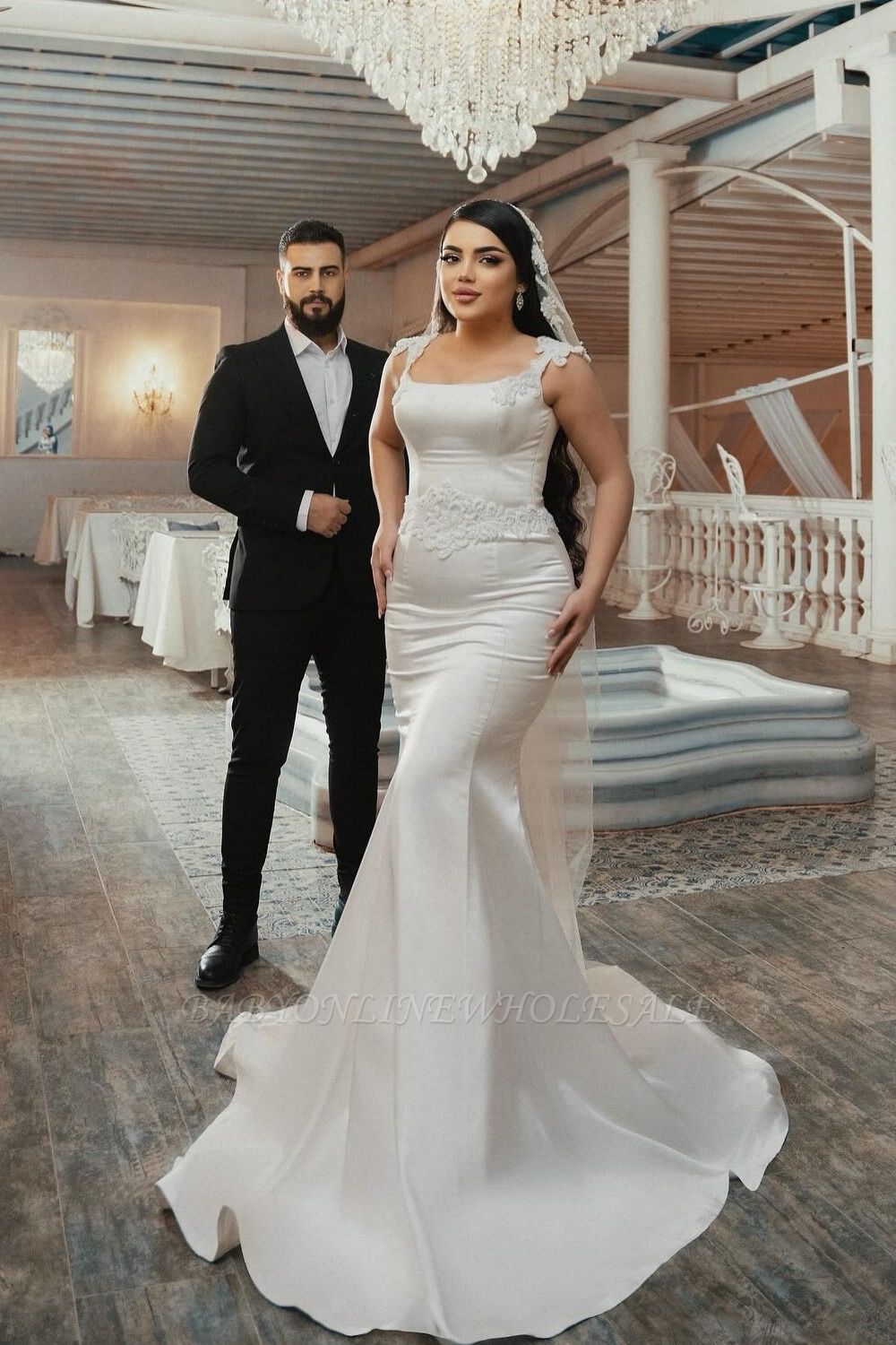 Robe de mariée sirène simple à fleurs blanches en satin carré