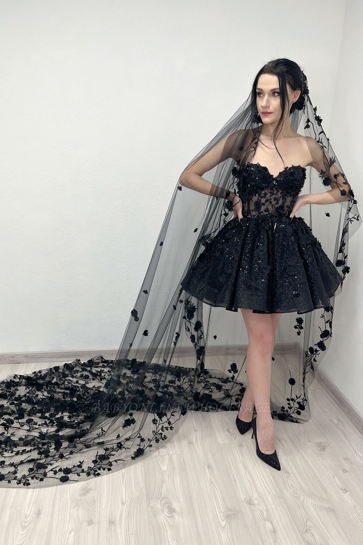 Vestidos de noiva curtos com apliques de renda e linha A sem alças