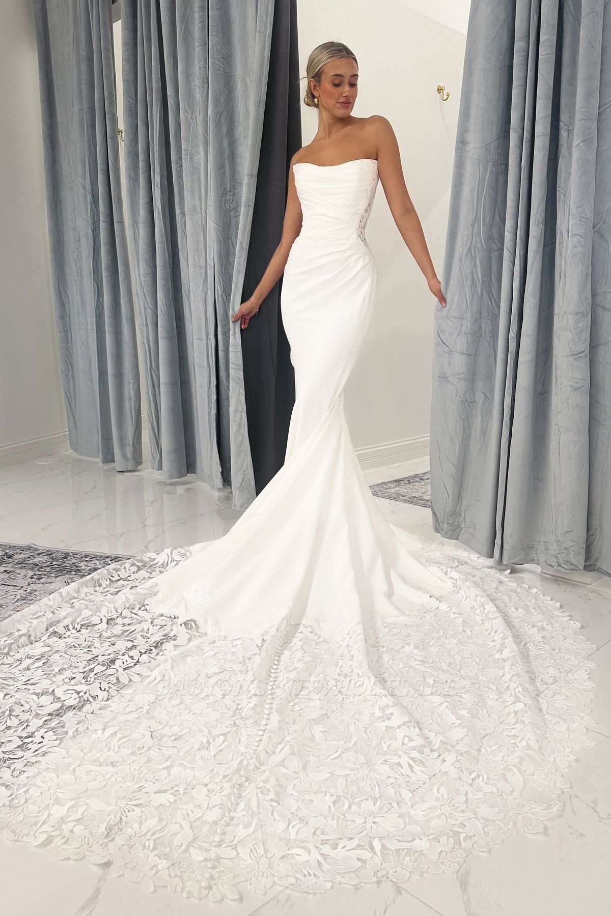 Trägerloses Meerjungfrau-Brautkleid aus Satin mit Applikationen und Spitze und Schleppe