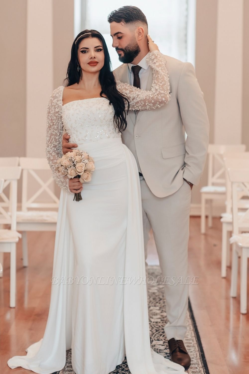 Vestidos de noiva coluna com decote quadrado e lantejoulas e manga comprida