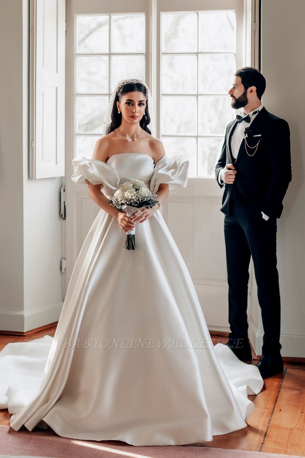 Elegante trägerlose, schulterfreie A-Linien-Brautkleider aus Satin