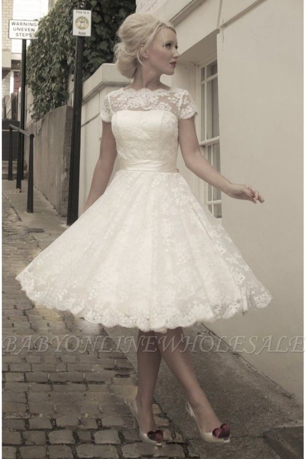 Mini robe de mariée élégante à manches courtes en tulle avec appliques en dentelle