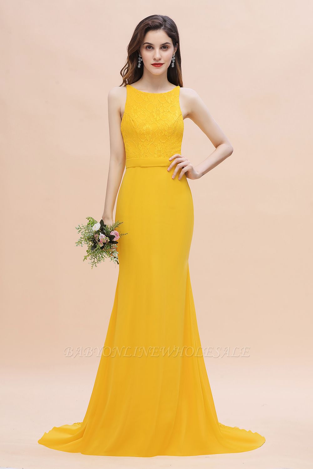 Ярко-желтое платье для подружки невесты с жемчужным вырезом и длинным свадебным платьем без рукавов