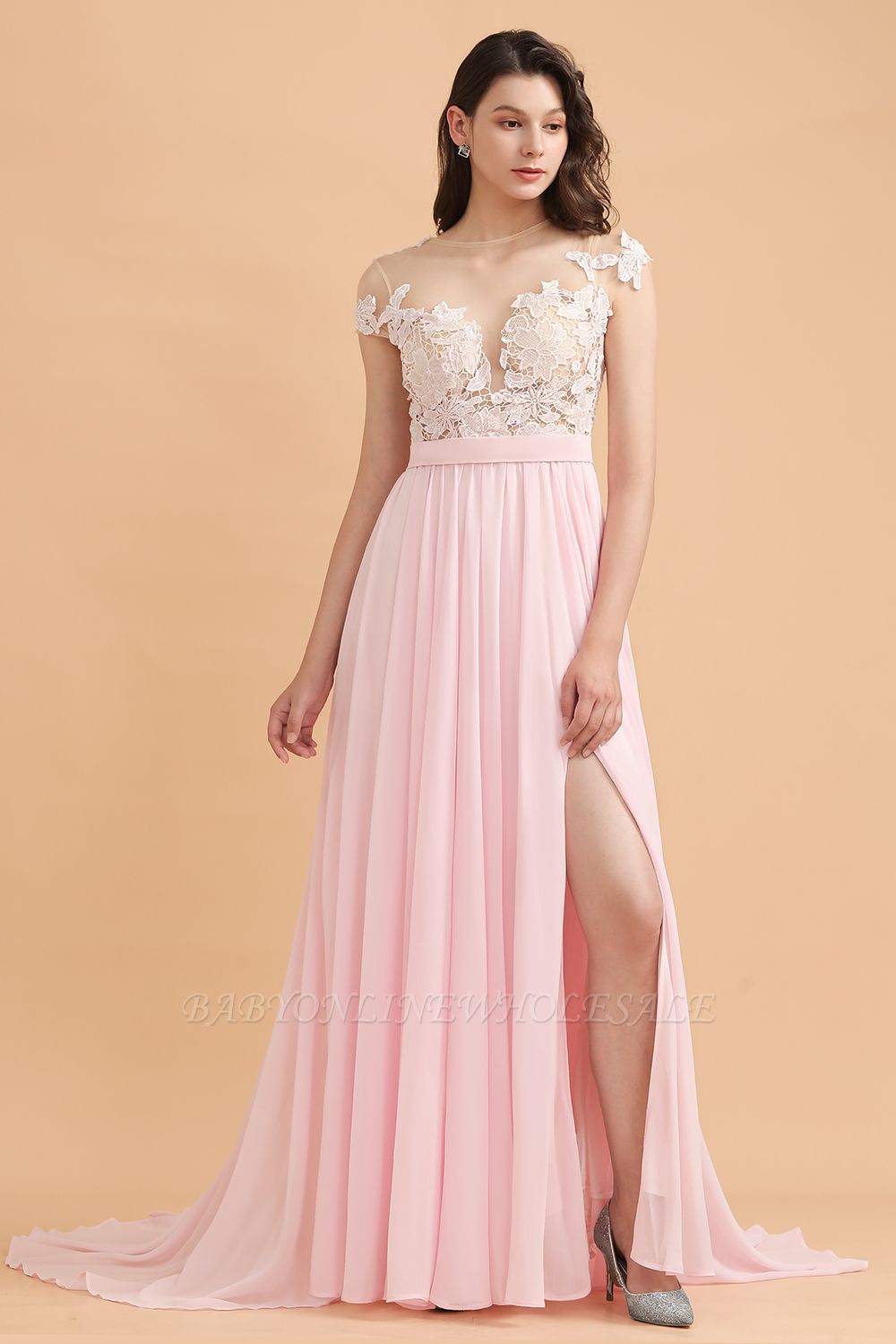 Flügelärmeln Spitzenapplikationen Brautjungfernkleid Rosa Chiffon Aline Hochzeitsfestkleid mit Seitenschlitz