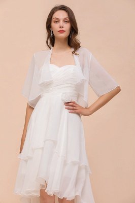 Vestido de novia blanco sin mangas de gasa hasta la rodilla con capa