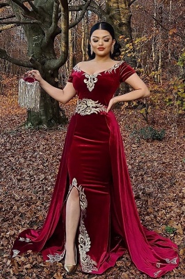 Темно-красное бархатное вечернее платье с открытыми плечами и русалкой с золотыми аппликациями и отстегивающимся шлейфом_1