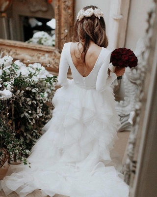Langärmliges Brautkleid mit tiefem Rückenausschnitt, weißen Rüschen und Hofschleppe_3