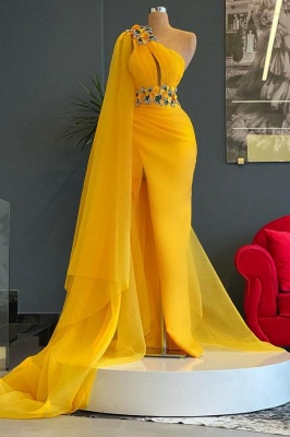Vestido de noche de sirena con apliques florales y volantes de un hombro amarillo con capa_1