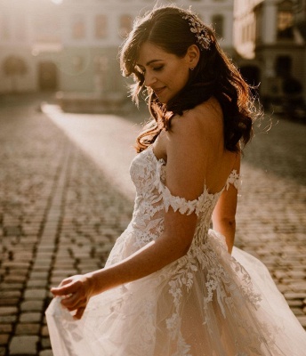 فستان زفاف رومانسي من التول بدون أكتاف للعروس_3