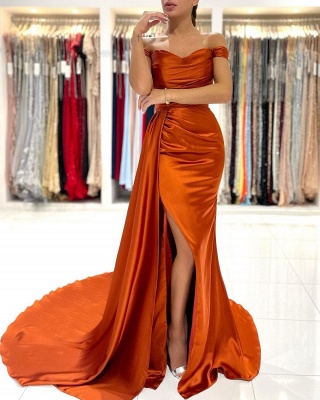 Потрясающее вечернее платье из эластичного атласа с открытыми плечами и съемным шлейфом с разрезом по бокам_4