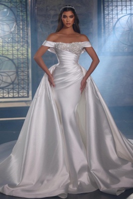 Блестящее белое свадебное платье силуэта «русалка» с открытыми плечами и верхней юбкой_1