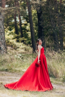 Elegantes rubinrotes, bodenlanges, ärmelloses A-Linien-Hochzeitskleid aus Satin mit Rüschen_2