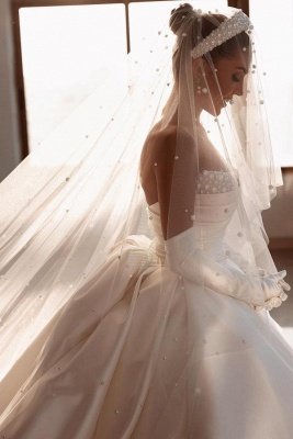 Elegantes trägerloses A-Linien-Brautkleid mit Kathedralenschleppe und Perlenbesatz im Prinzessinnen-Stil_6