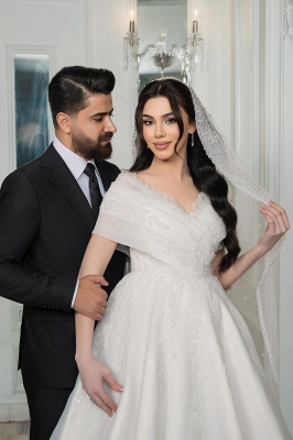 Vestidos de noiva em linha A com flores de tule e cristais e ombros de fora_2